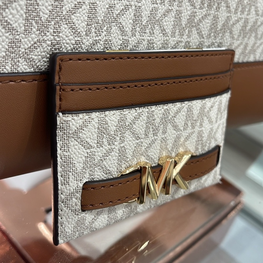 MICHAEL KORS Reed Large Card Holder Case Wallet 
COLOR: Vanilla MK Signature - Picture 15 of 16